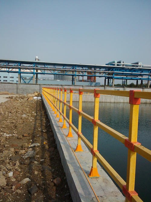 工厂走道隔离玻璃钢护栏建设的标准高度是多少？